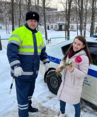 В рамках всероссийской акции «Цветы для автоледи» сотрудники Госавтоинспекции вышли на улицы города, чтобы поздравить женщин с весенним праздником – 8 марта!
