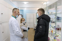 Врип главы Фурмановского района Павел Колесников ознакомился с работой социальной аптеки. Она расположена в шаговой доступности - в 20 метрах от Центральной районной больницы