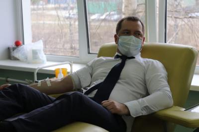 Глава Фурмановского района Роман Соловьев стал донором крови