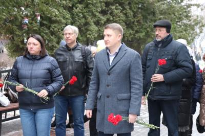 Церемония возложения цветов к памятнику Д.А. Фурманову, посвящённая 131-й годовщине со дня рождения знаменитого земляка, состоялась 7 ноября в нашем городе. В ней приняли участие руководители района и города, представители общественности